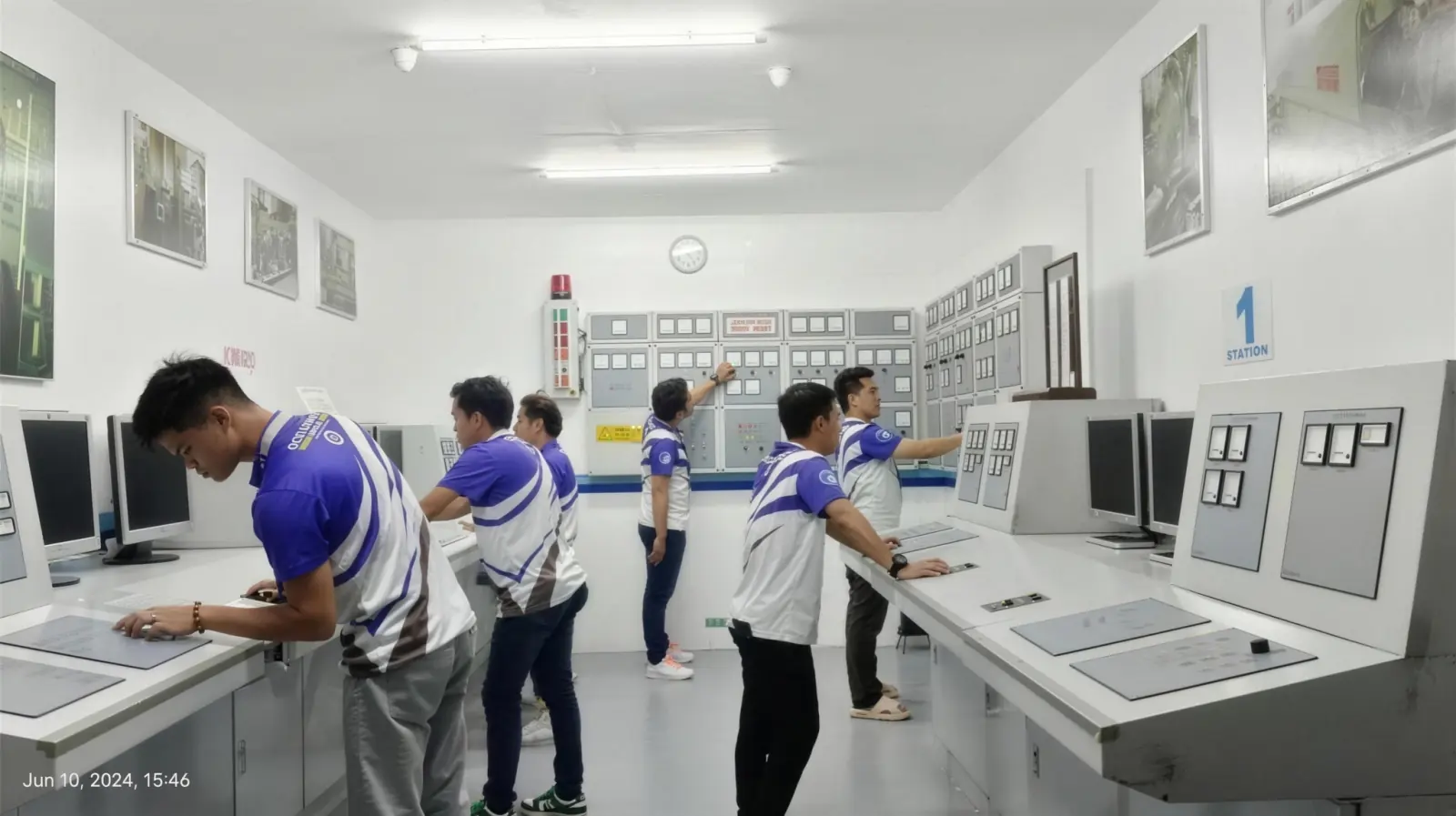 Trainees at the engine room simulator in Cebu