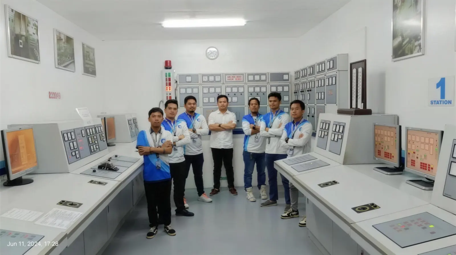 Oceanwide staff in the engine room simulator
